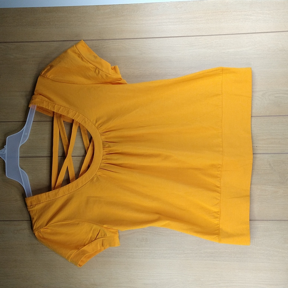 MetroStyle Women Mustard Cutout Top Size:L